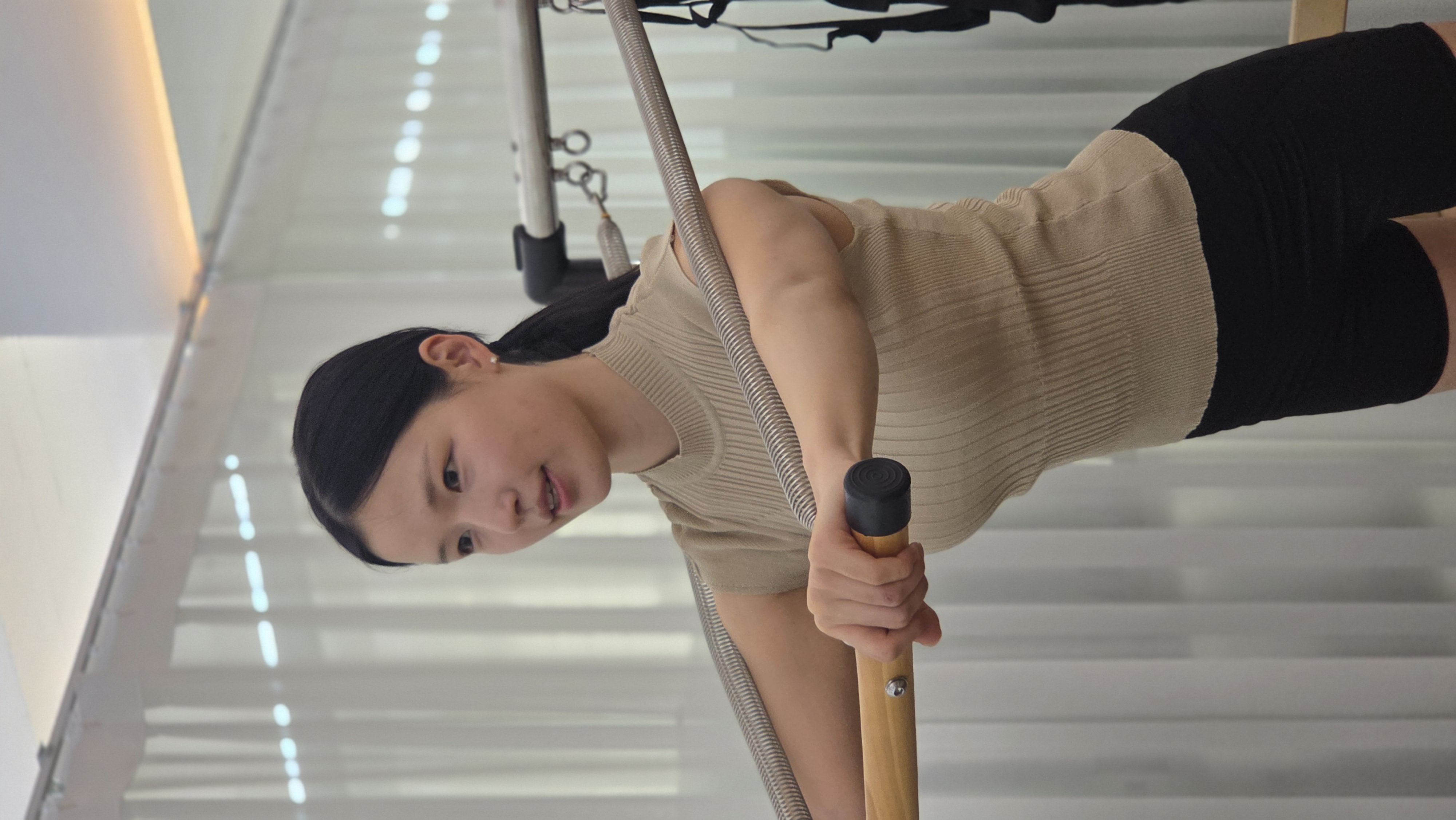 센터에서 기구 동작을 보여주는 실제 강사 사진